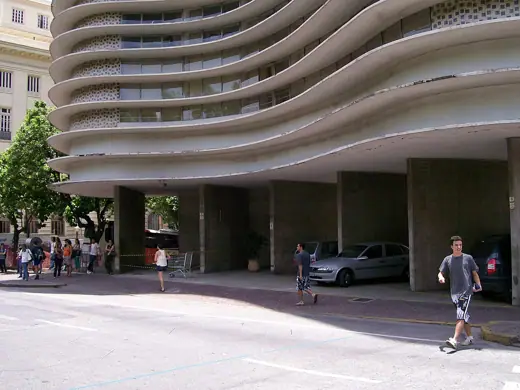 Photo 6: Context · Niemeyer Building as seen from street level