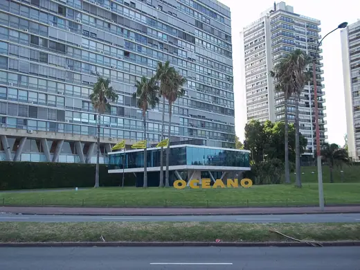 Photo 2: Exterior · Estudio de la radio Océano FM en la Rambla de Montevideo, Uruguay