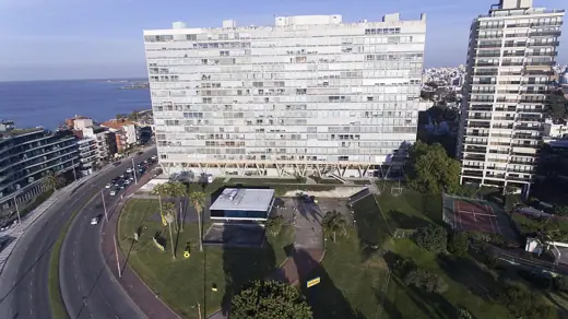 Photo 3: Exterior · FM océano, junto al edificio Panamericano, Buceo, Uruguay