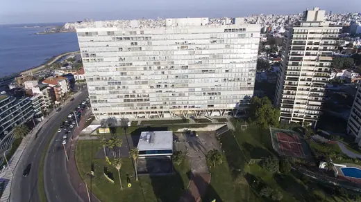 Photo 4: Exterior · FM océano, junto al edificio Panamericano, Buceo, Uruguay