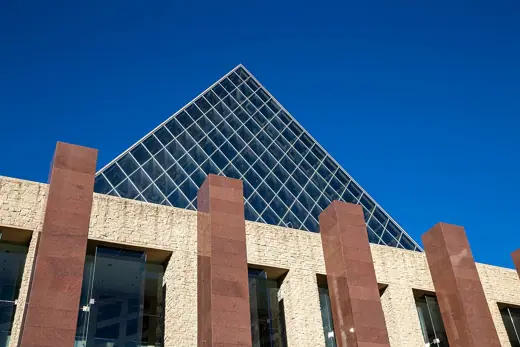 Photo 2: Interior · City Hall