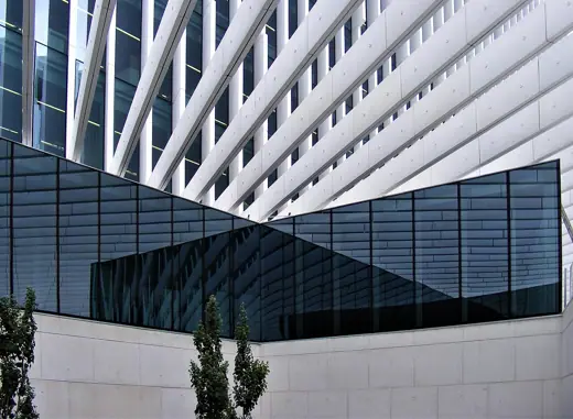 Photo 3: Exterior · Edifício EDP com estruturas em betão e vidro