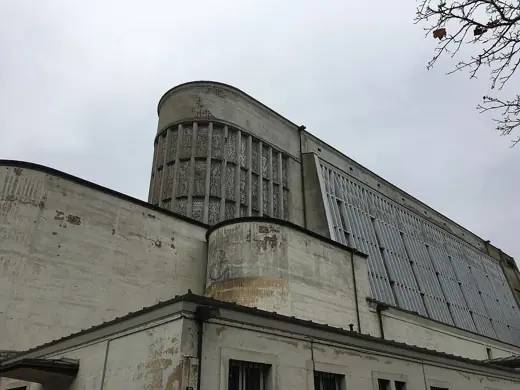 Photo 1: Exterior