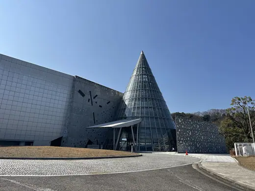 Photo 1: Exterior
