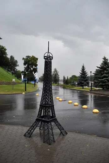 Photo 7: Model · Miniature Eiffel Tower in Homieĺ