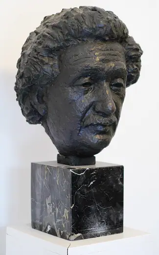 Photo 5: Interior · Büste von Albert Einstein im Foyer des Einsteinturms auf dem Potsdamer Telegrafenberg