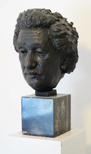 Photo 6: Interior · Büste von Albert Einstein im Foyer des Einsteinturms auf dem Potsdamer Telegrafenberg
