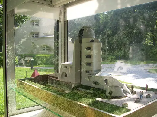 Photo 8: Model · Mock-up of the Einstein Tower, with the Einstein Tower in the background