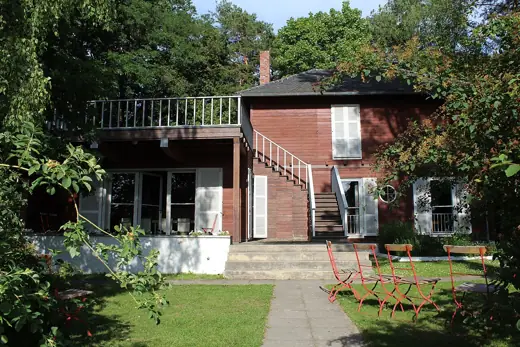 Photo 1: Exterior