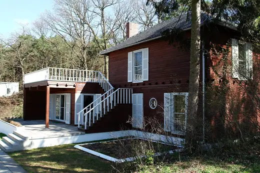 Photo 2: Exterior