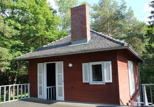 Photo 3: Exterior