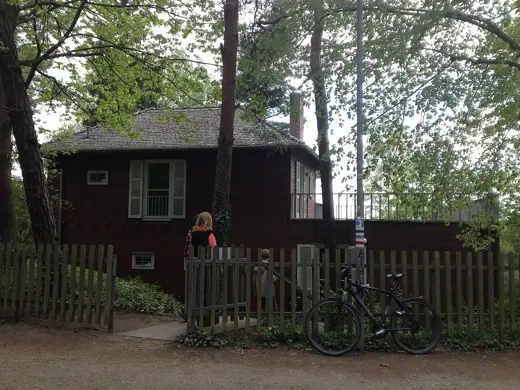 Photo 4: Exterior