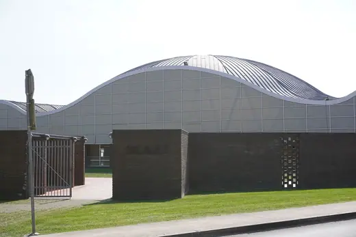 Photo 1: Exterior