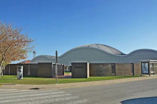 Photo 2: Exterior