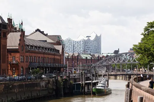 Photo 6: Context · Elbphilharmonie seen from Hambourg-Mitte