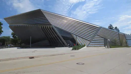 Photo 4: Exterior