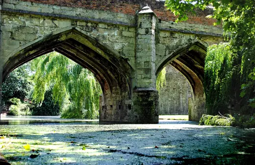 Photo 2: Exterior