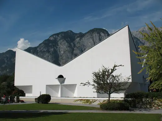 Photo 1: Exterior