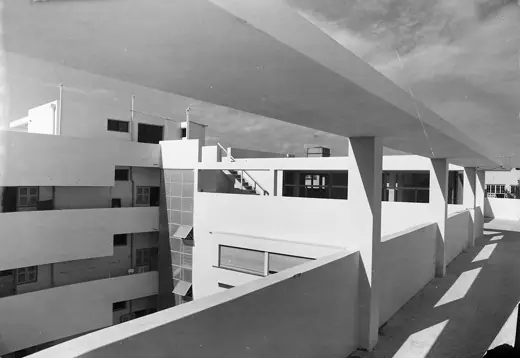 Photo 4: Exterior