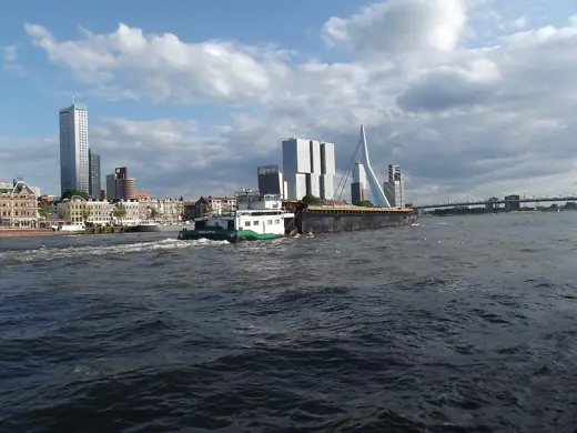 Photo 5: Interior · Rotterdam gezien vanaf de waterbus vanaf de Maas en de Verrazano binnenschip