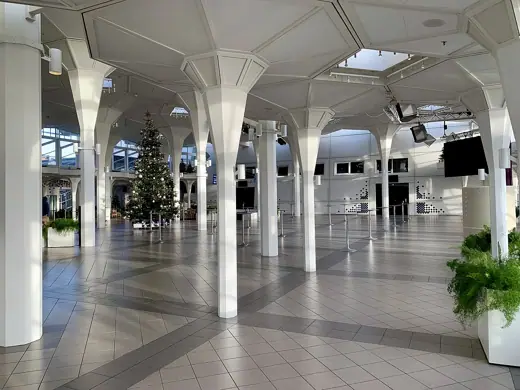 Photo 4: Interior