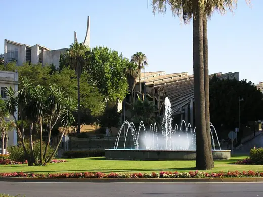 Photo 4: Exterior