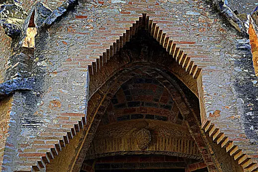 Photo 4: Exterior