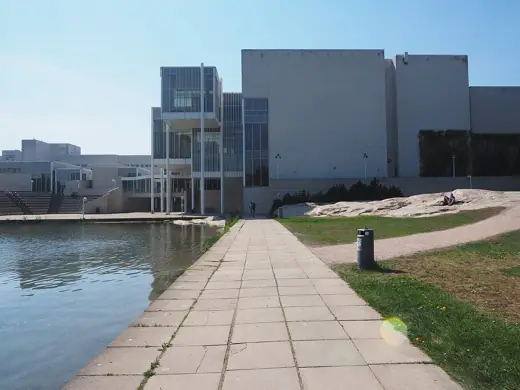 Photo 2: Exterior