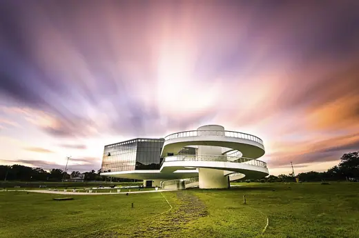 Photo 4: Exterior