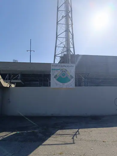 Photo 2: Exterior