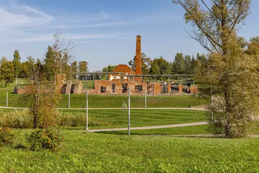 Photo 2: Exterior