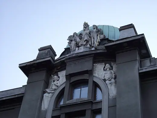 Photo 4: Exterior