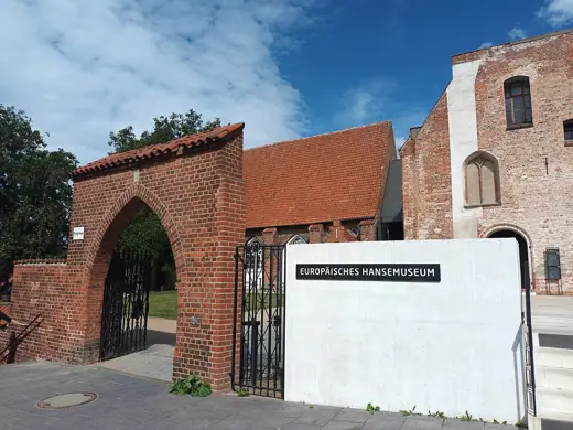 Photo 2: Exterior