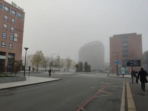 Photo 4: Exterior · Vue de la cathédrale d'Évry dans la brume depuis la sortie principale du RER