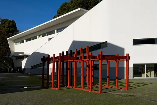 Photo 2: Exterior