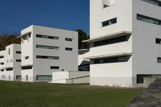 Photo 3: Exterior