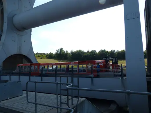 Photo 2: Exterior