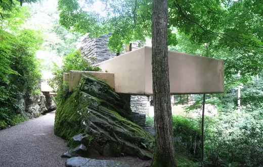 Photo 3: Exterior