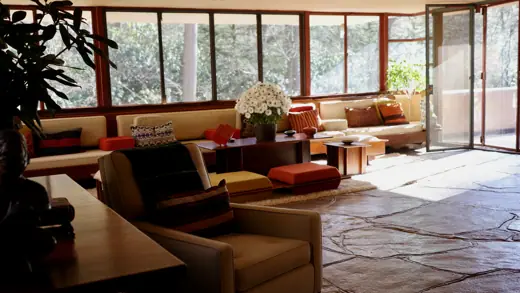 Photo 4: Interior · Fallingwater - obývací pokoj včetně původního vybavení