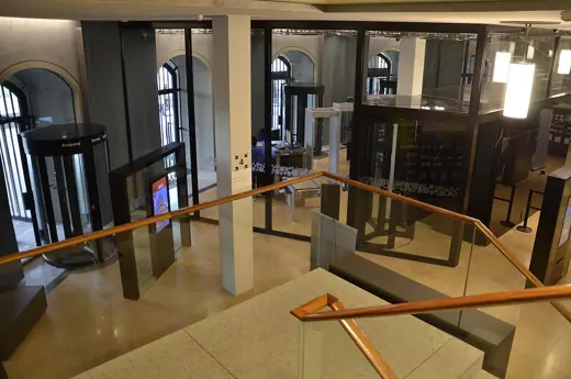 Photo 5: Interior · Bundeshaus Bern: der Besuchereingang nach dem Umbau im Sommer 2019