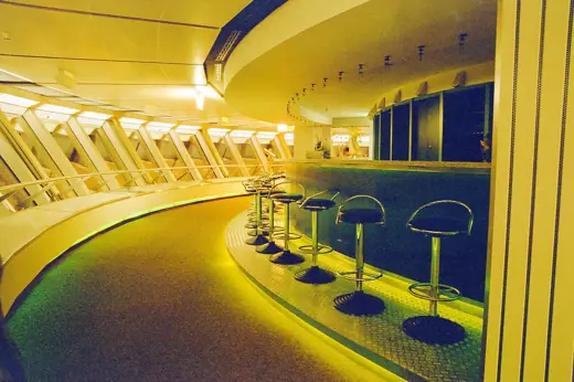 Photo 5: Interior · Bar im Berliner Fernsehturm, Panoramaetage, 2005, analoge Aufnahme (Scan)