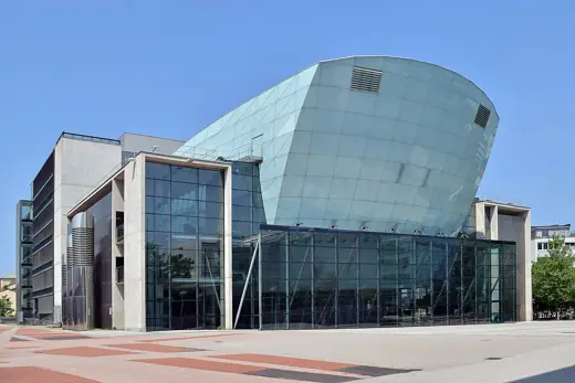 Photo 1: Exterior