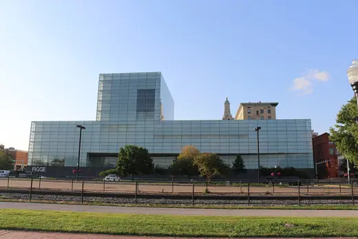 Photo 2: Exterior