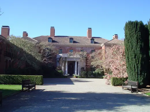 Photo 1: Exterior