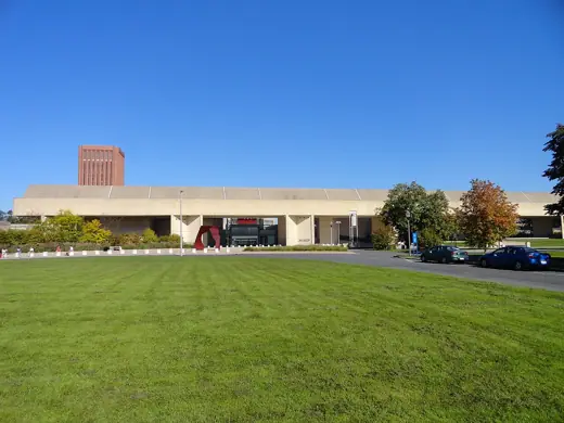 Photo 2: Exterior