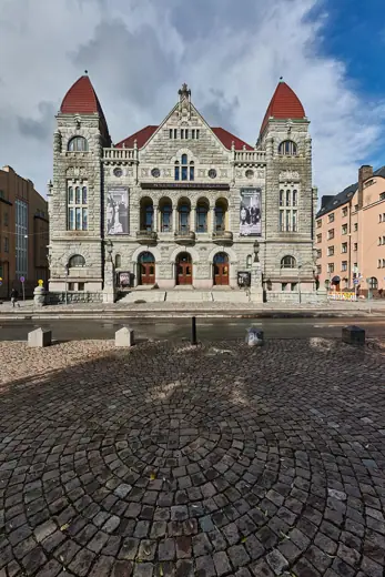 Photo 4: Exterior