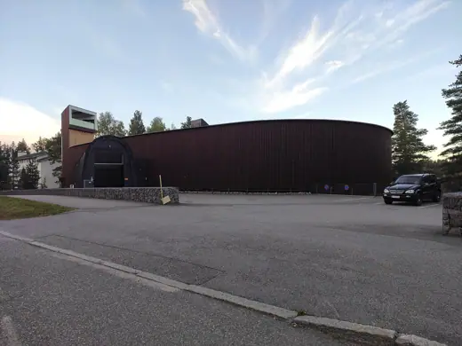 Photo 2: Exterior
