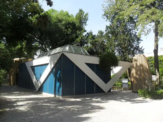 Photo 1: Exterior