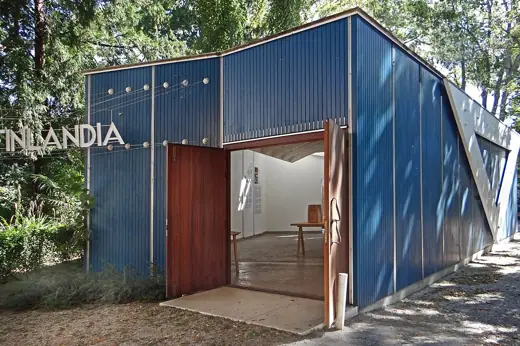 Photo 2: Exterior
