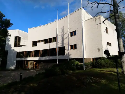 Photo 2: Exterior